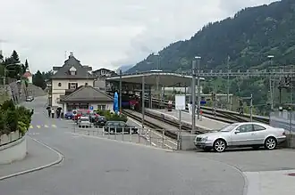 Le bâtiment voyageurs est visible à gauche des quais.
