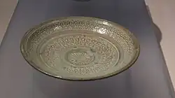 Plat. Décor estampé, barbotine blanche sur grès à glaçure transparente. Céramique de type buncheong, D. 16,5 cm. XVe&nbsp;siècle. British Museum.