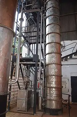 Photo de colonne de distillation