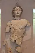 Photographie d'une statuette reconstituée à partir de ses fragments.