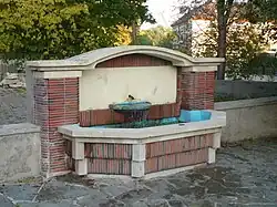 Fontaine en brique.