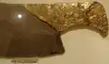 Vue rapprochée du serekh de Djer sur le couteau de cérémonie en silex.