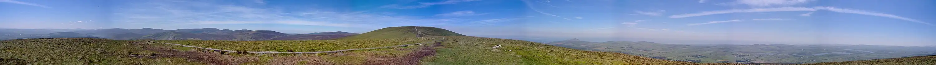 Versant sud du Djouce, depuis le sommet mineur de White Hill, montrant le sentier balisé de l'OPW jusqu'au sommet du Djouce (à droite).