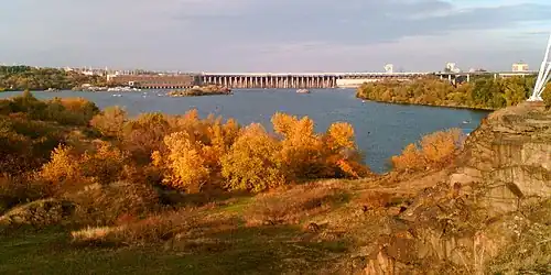 DniproHES en 2005, depuis l'île Khortytsia.