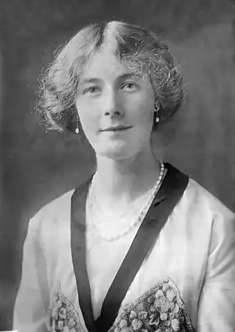Femme portant des top and drop, 1913.