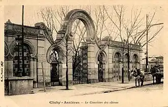 Le portail du cimetière des Chiens sur le pont de Clichy.