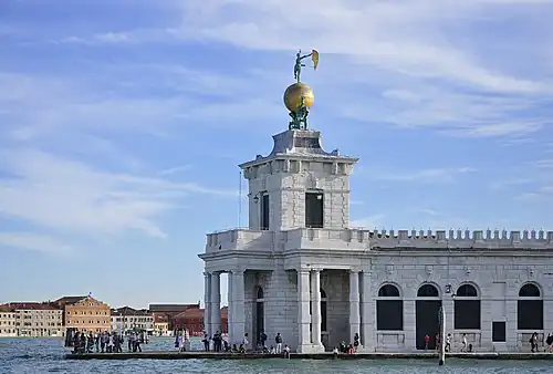 Sur le bâtiment, des Atlas représentant la suprématie de la république de Venise avec Fortune de Giuseppe Benoni.
