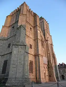 La tour septentrionale de la cathédrale Saint-Samson.