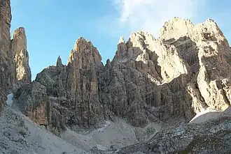 Le Campanile Basso (à gauche) et la chaîne de Sfulmini.