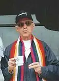 Mgr Pedro Casaldáliga avec l'anneau de tucum à la main droite.