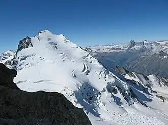 Le versant Nord du Dom des Mischabel avec, au loin, le Cervin.