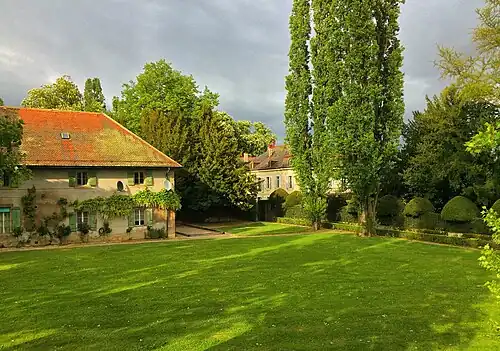 La dépendance sud du domaine et le château.