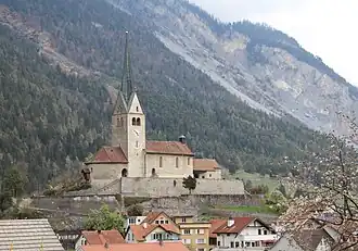 La Tuma Turera avec l'église catholique romaine Saint-Jean-Baptiste à son sommet.