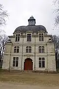 Le pavillon central des écuries, servant de manège, dont l'aile fut démolie vers 1900.