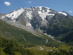 Les dômes avec les chalets de Miage au premier plan.