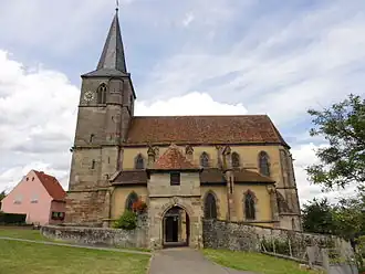 Façade sud avec enceinte fortifiée et porche d'accès.