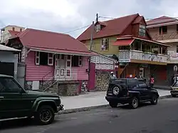 Une rue de Roseau.