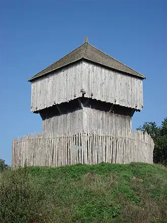 Le donjon du château à motte.