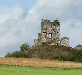 Le donjon du Châteauneuf-sur-Epte vu depuis le village de Château-sur-Epte.
