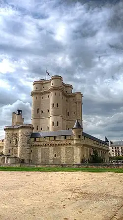 Le donjon entouré de sa chemise.