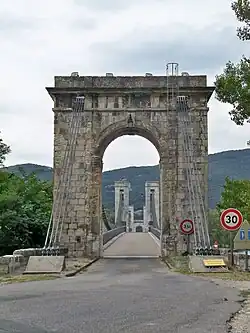 Portique tête de pont, pylônes et tablier, vue en enfilade depuis la rive gauche drômoise (2012)
