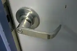 Poignée de porte à levier pour usage commercial.