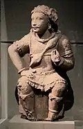 Gardien de la porte (Dvarapala) avec un arc. Gandhara, env. IVe siècle. Stuc, H. 45.7 x L. 27,3 cm. Met.