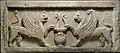 Linteau représentant des griffons-lions, originellement sur le Grand temple, Metropolitan Museum.