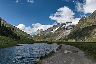 Le col à gauche des Pyramides Calcaires depuis le lac de Combal au nord-est.