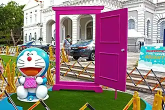 Statue de Doraemon accompagnée de sa porte temporelle.