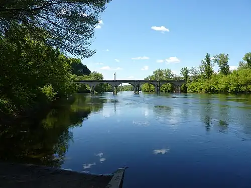 Le viaduc ferroviaire de Mareuil sur la Dordogne, entre Le Roc, à gauche, et Pechs-de-l'Espérance, en rive opposée.