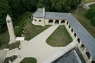 Vue aérienne du cloitre et de la lanterne du Mémorial.