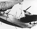 Le V1 chargé sur un navire catapulte quelque part dans l'Atlantique Sud (avant guerre).