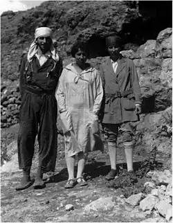 Photographie en noir et blanc de trois personnes.