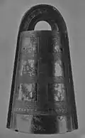 Type III : dōtaku à motifs zoomorphes et anthropomorphes, musée national de Tokyo.H. 42,7 cm. IIe – Ier&nbsp;siècle AEC, déb. Yayoi Moyen. Sakuragaoka (Hyogo).