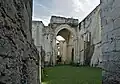Intérieur des ruines de la collégiale Saint-Denis.