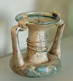 Fiole à deux anses et panse aplatie. Verre verdâtre, IVe&nbsp;siècle apr. J.-C. en Syrie
