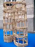 Une seule tour de Babel pincée, donnant deux « immeubles jumeaux », réalisée par 3 enfants de 7 et 8 ans en Atelier Bleu (Paris).