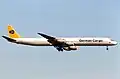 Un Douglas DC-8 de German Cargo à l'approche de l'aéroport de Francfort en 1992.