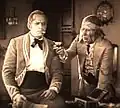 Dans Don X, fils de Zorro (1925), avec Douglas Fairbanks (à g.)