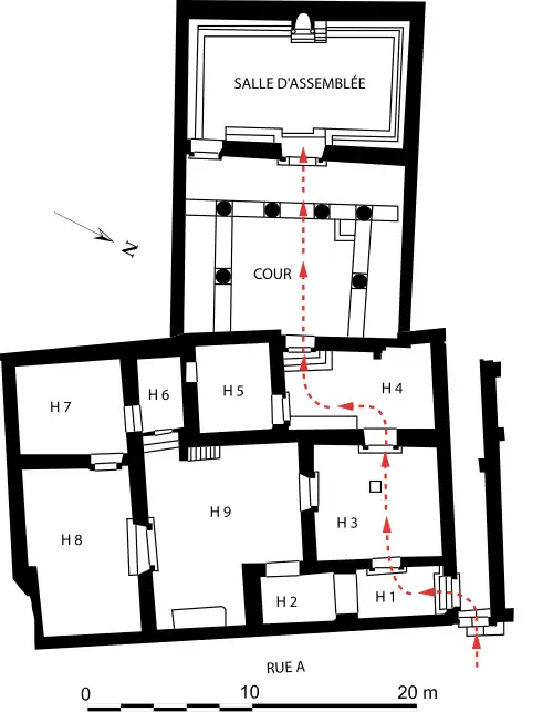Plan d'une habitation. Une flèche rouge en pointillés indique une chemin dans l'immeube.