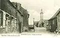 L'église paroissiale et le calvaire au début du XXe&nbsp;siècle (carte postale).