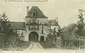 L'entrée du château du Plessis-Pillet au début du XXe&nbsp;siècle (carte postale).