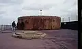 La Admiralty Pier Turret (en) construite pour protéger le port de Douvres en 1882.
