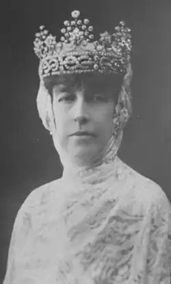 Portrait en noir et blanc d'une femme portant couronne.