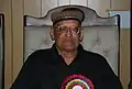 Asghar Qadir&nbsp;(en), mathématicien et cosmologiste pakistanais.