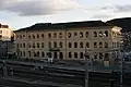 Le premier bâtiment à deux étages.