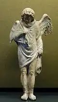 Éros drapé, production de Myrina, seconde moitié du Ier&nbsp;siècle&nbsp;av. J.-C., musée du Louvre.