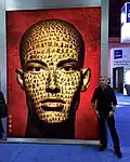 Tal exposant son travail intitulé FaceBook of Tao lors de la convention GlobalShop 2016 à Las Vegas
