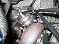 Une wastegate Tial de 44&nbsp;mm à double entrée. L'entrée latérale est l'entrée primaire. L'entrée du dessus est l'entrée secondaire, mais elle n'est pas employée dans ce montage.
